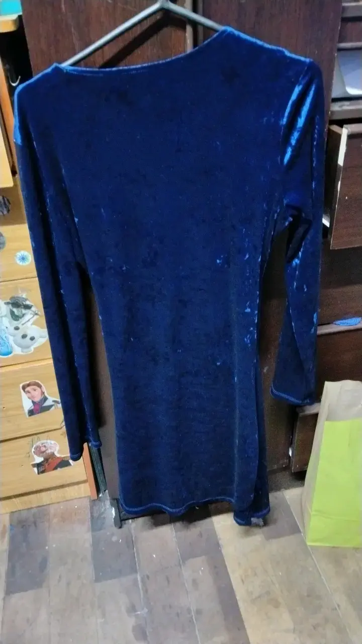 Vestido de terciopelo azul con escote en V - 3