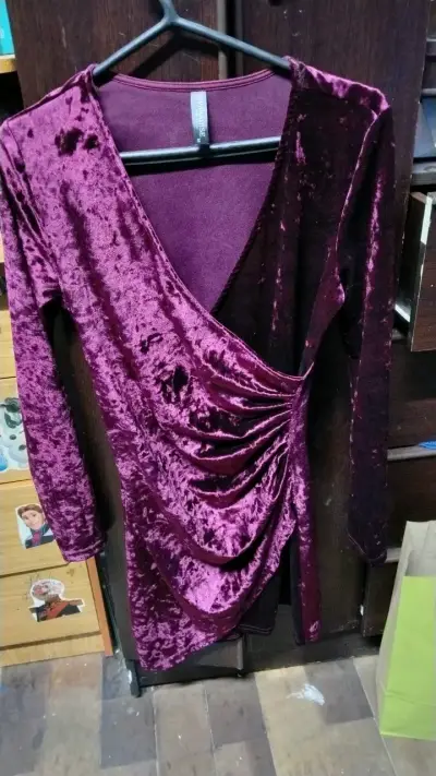 Vestido de terciopelo azul con escote en V - miniatura 4
