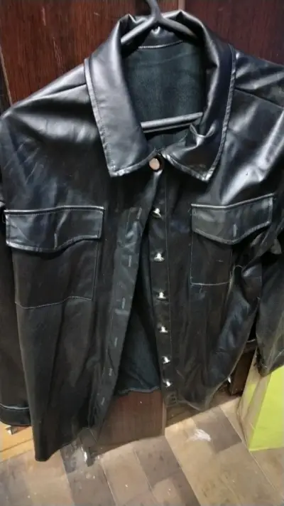 Chaqueta de cuero negra para mujer - miniatura 4