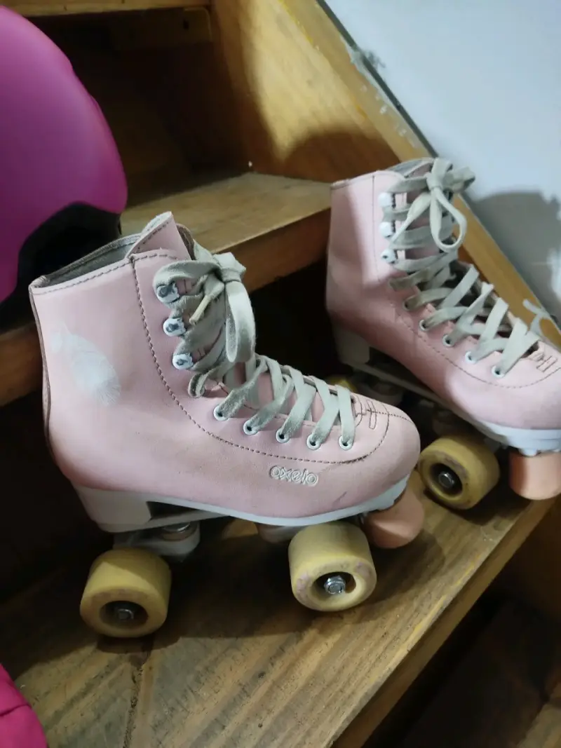 Patines de cuatro ruedas Oxelo rosa con protecciones - 3
