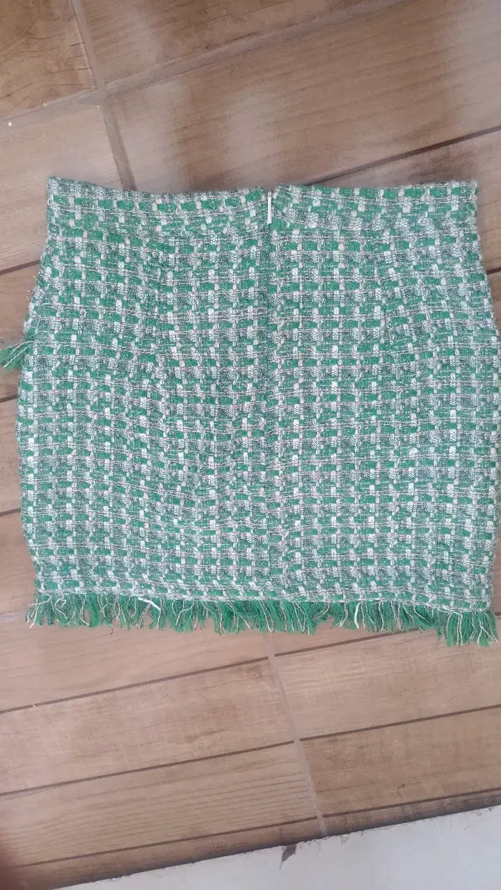 Falda corta de tweed verde Mango. Talla s - 2