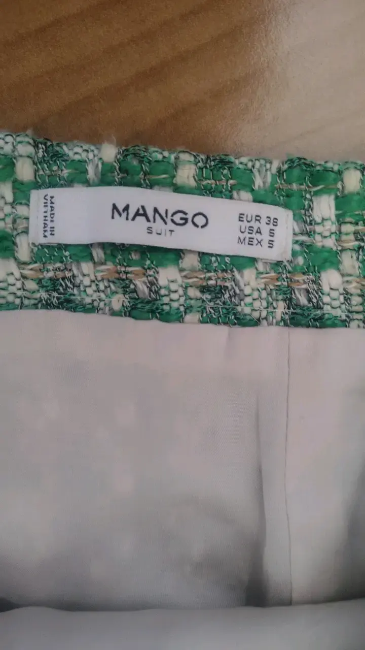 Falda corta de tweed verde Mango. Talla s - 3