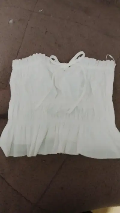 Blusa blanca sin mangas con volantes - miniatura 1