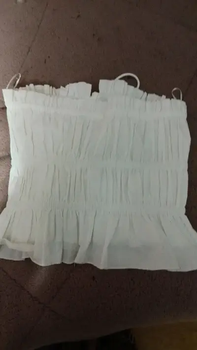 Blusa blanca sin mangas con volantes - miniatura 2