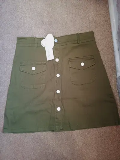 Falda verde con botones y bolsillos - miniatura 1