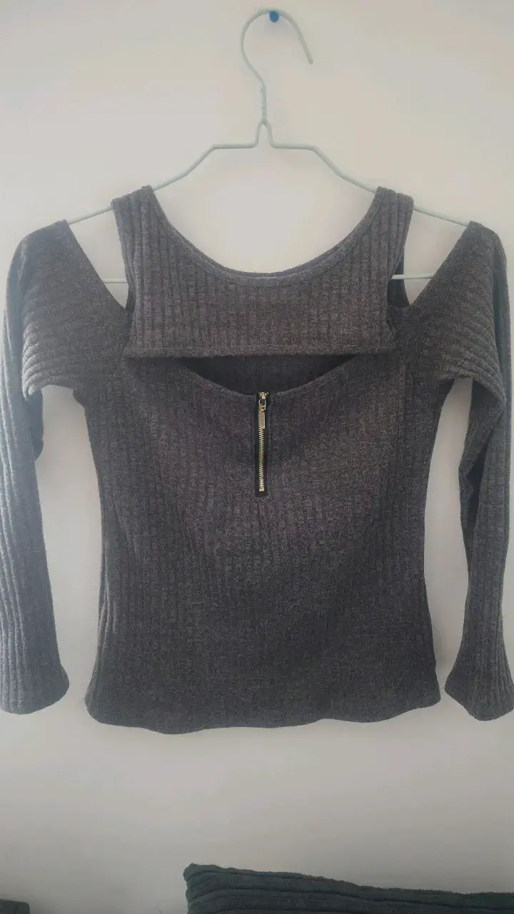 Polera gris con hombros descubiertos y cierre. S - 2