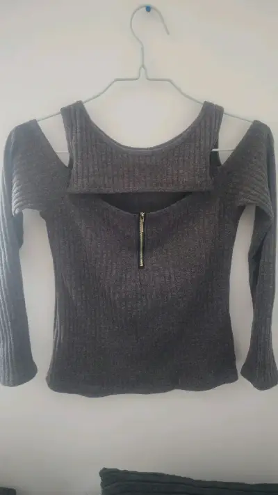 Polera gris con hombros descubiertos y cierre. S - miniatura 2