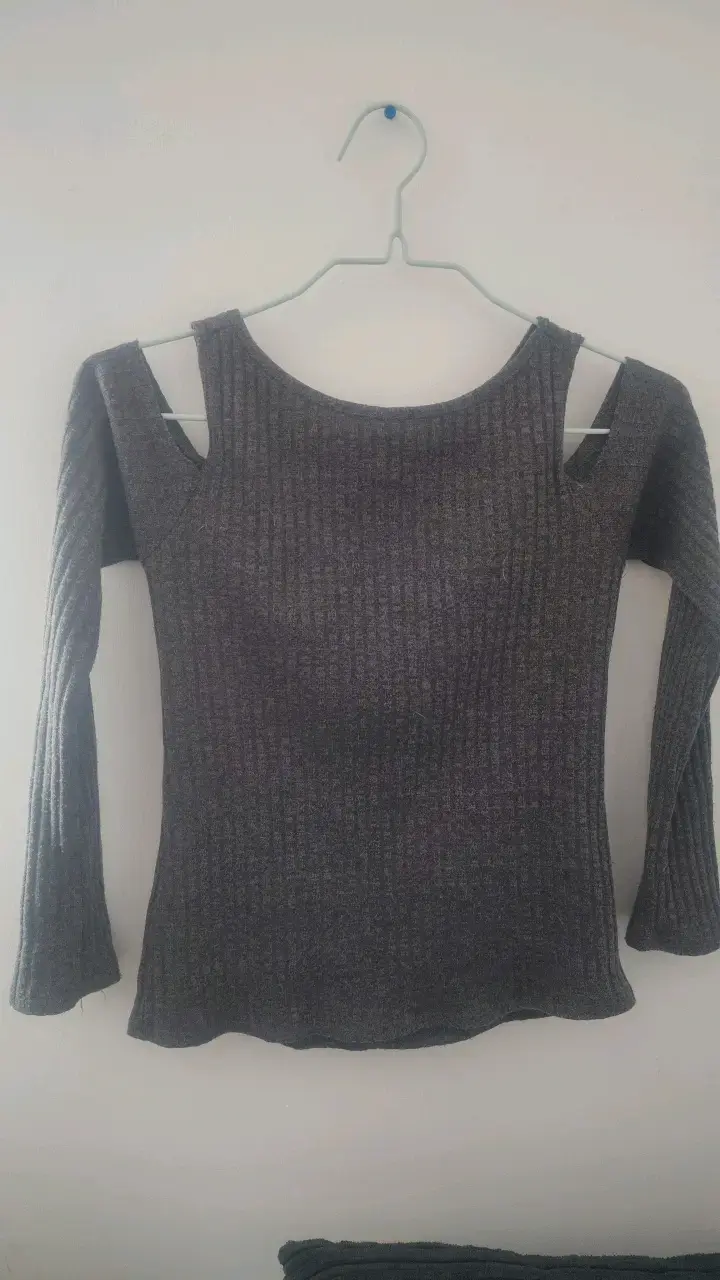 Polera gris con hombros descubiertos y cierre. S