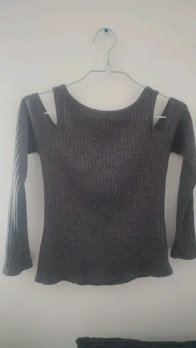 Polera gris con hombros descubiertos y cierre. S - miniatura 1