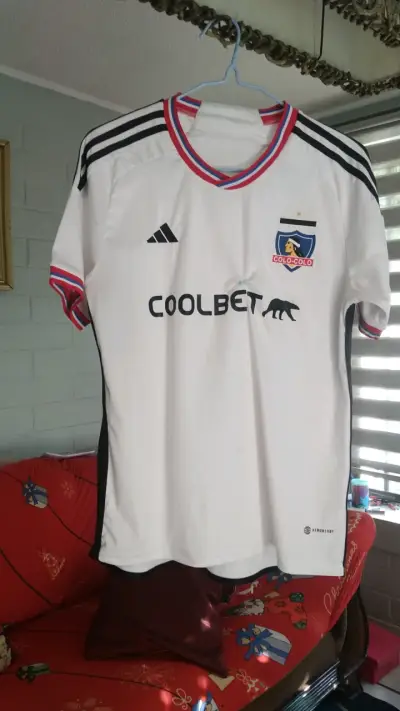 Camiseta Talla S Colo-Colo blanca con logo Coolbet - miniatura 1