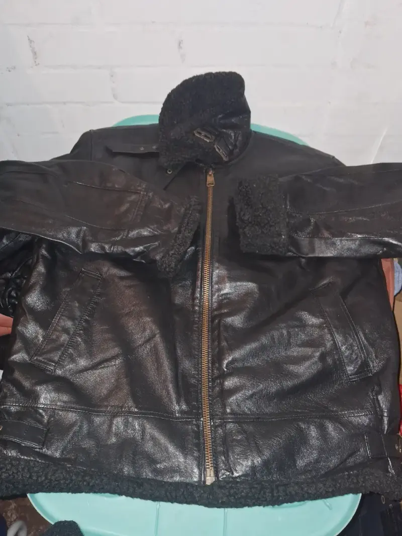 Chaqueta de cuero negra con forro de lana - 2