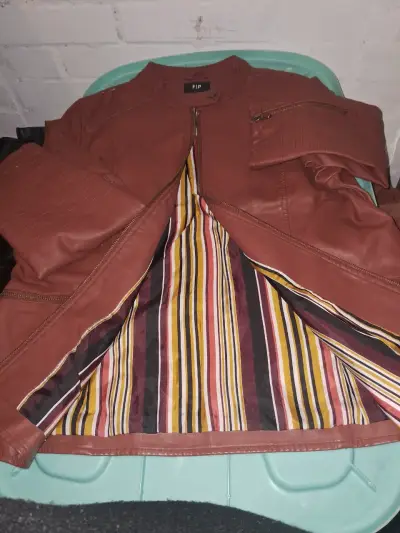 Chaqueta de cuero negra con forro de lana - miniatura 3