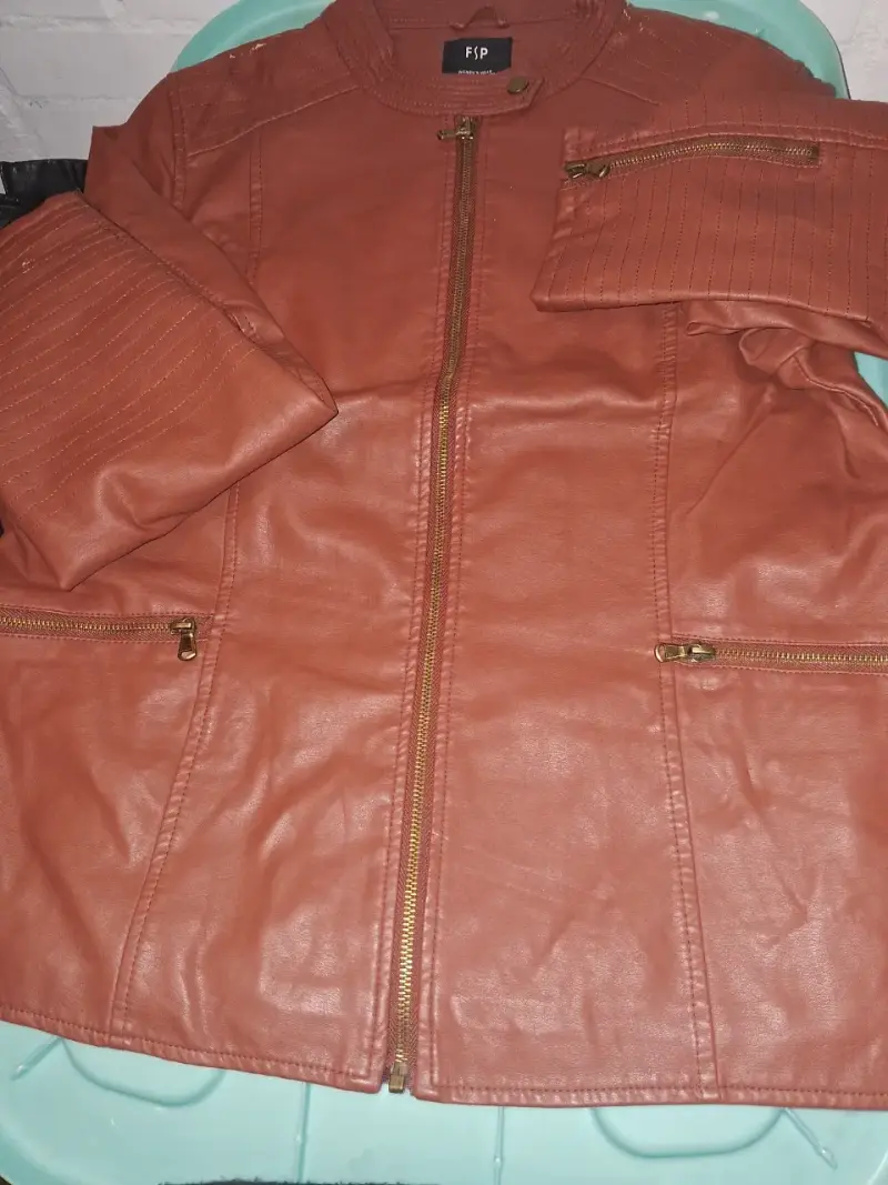 Chaqueta de cuero negra con forro de lana - 4