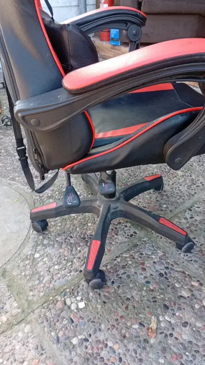 Silla gamer ergonómica negra y roja - miniatura 4