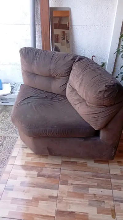 Sofá esquinero de tela marrón en buen estado - miniatura 1