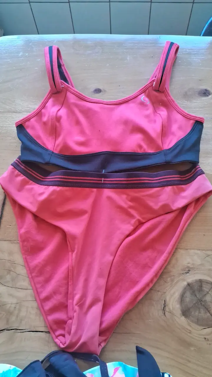 Traje de baño deportivo rosa y negro