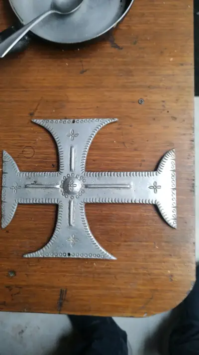 Cruz decorativa de metal artesanal - miniatura 1