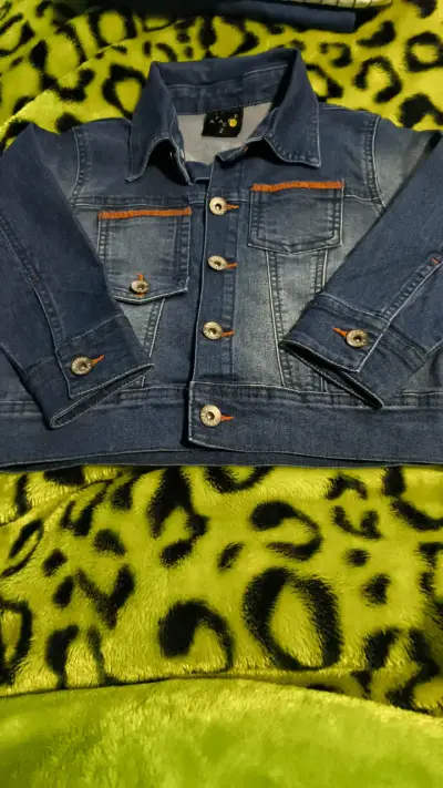 Chaqueta de mezclilla para niño con capucha - miniatura 1