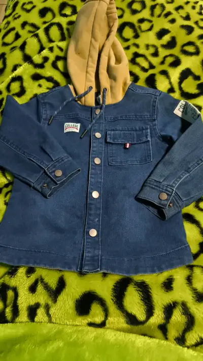 Chaqueta de mezclilla para niño con capucha - miniatura 3