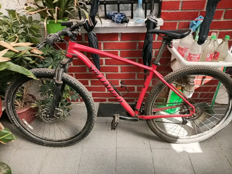 Bicicleta de montaña Specialized roja - 1
