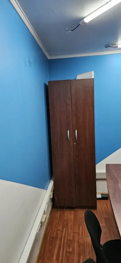 Conjunto de muebles de oficina con mesa y armario - miniatura 1