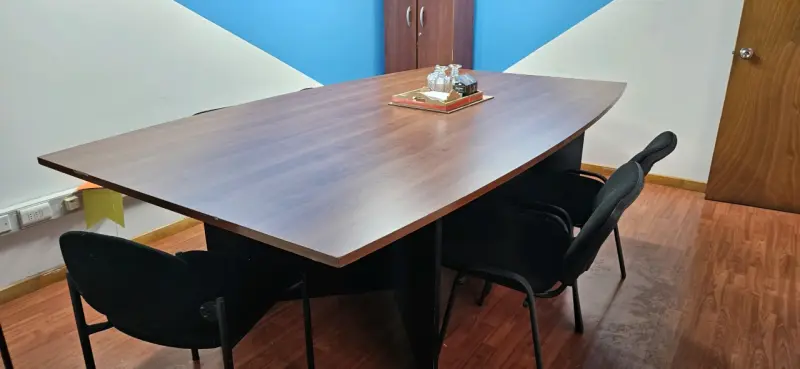 Conjunto de muebles de oficina con mesa y armario - 2