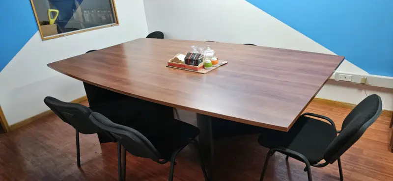 Conjunto de muebles de oficina con mesa y armario - 3