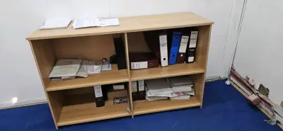 Conjunto de muebles de oficina con mesa y armario - miniatura 4