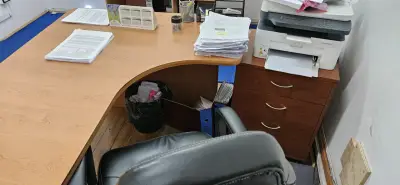 Conjunto de muebles de oficina con mesa y armario - miniatura 5