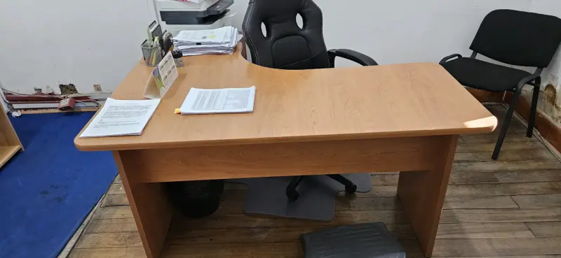 Conjunto de muebles de oficina con mesa y armario - 6