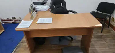 Conjunto de muebles de oficina con mesa y armario - miniatura 6