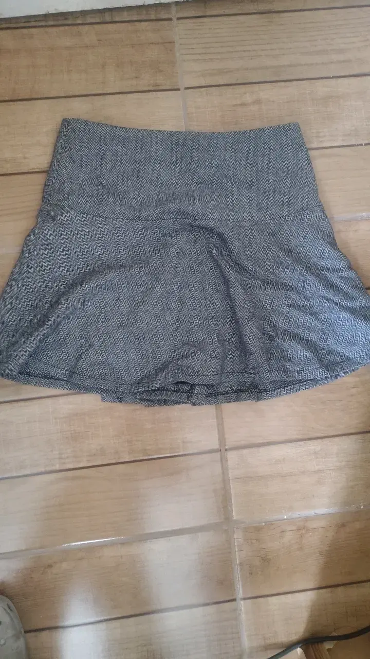 Falda corta gris con botones Orsay - 2