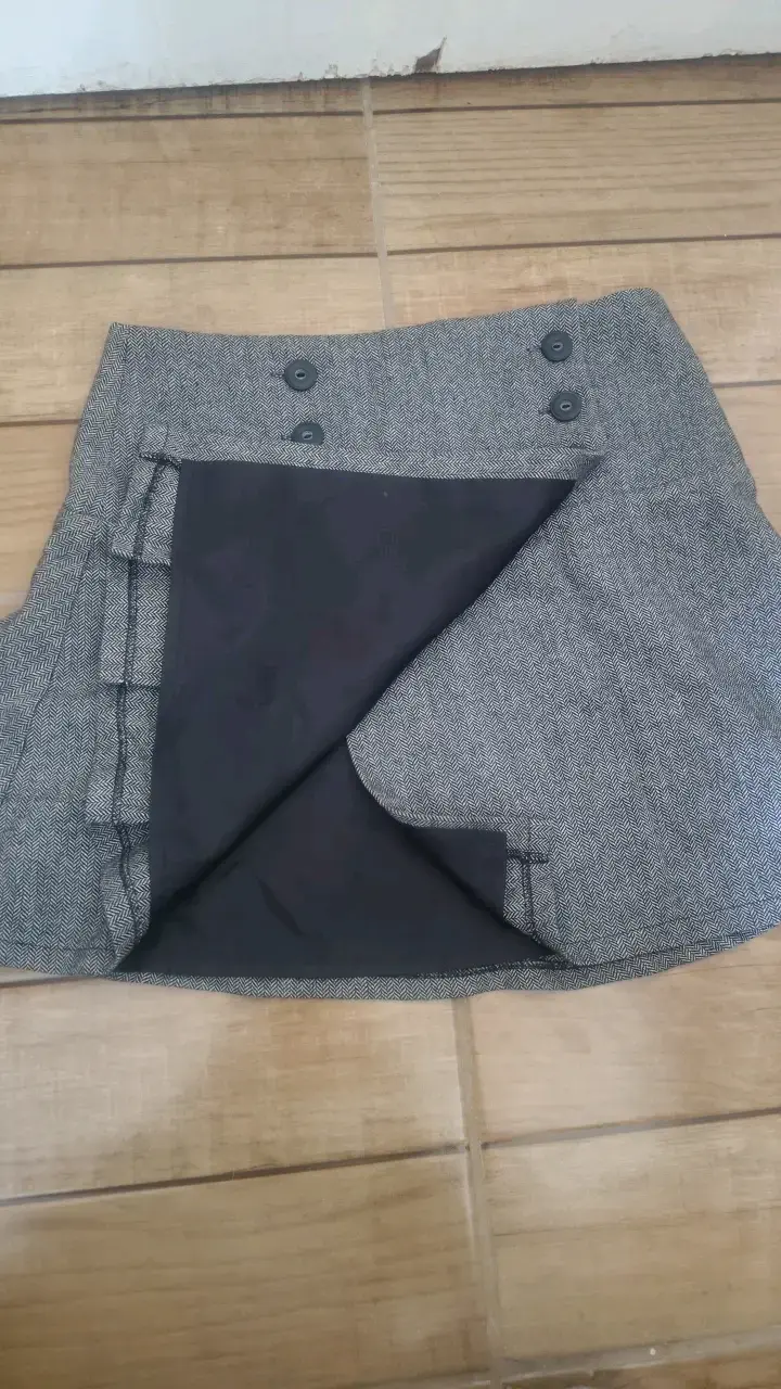 Falda corta gris con botones Orsay - 3
