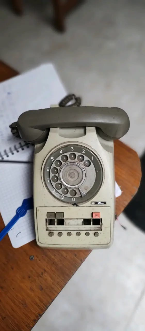 Teléfono antiguo de disco giratorio beige