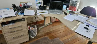 Escritorio de oficina en L con cajonera - miniatura 1