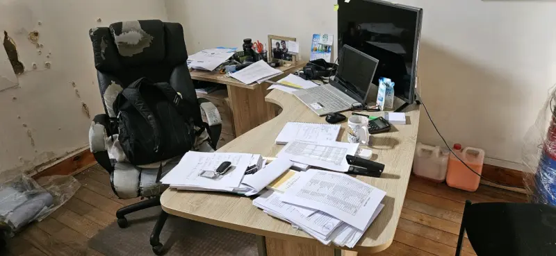 Escritorio de oficina en L con cajonera - 2