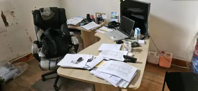 Escritorio de oficina en L con cajonera - miniatura 2