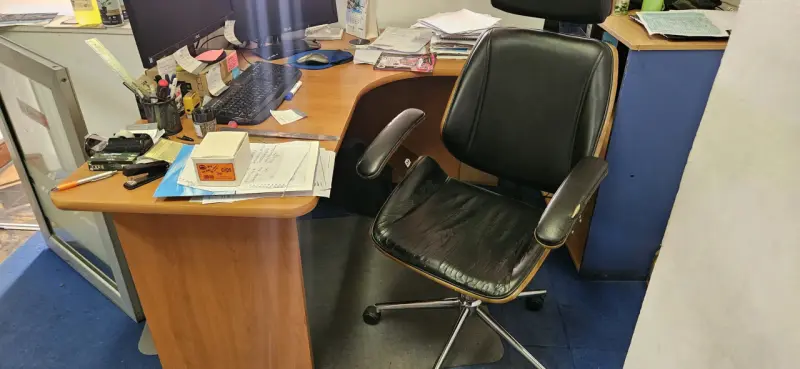 Escritorio de oficina en L con cajonera - 3