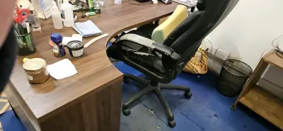 Escritorio de oficina en L con cajonera - miniatura 5