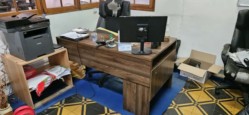 Escritorio de oficina en L con cajonera - 6