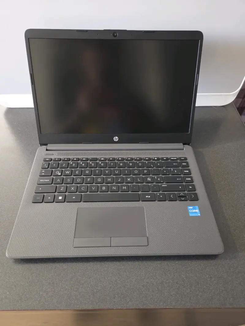Laptop HP con Procesador Intel Core i3 de 12va Gen - 1