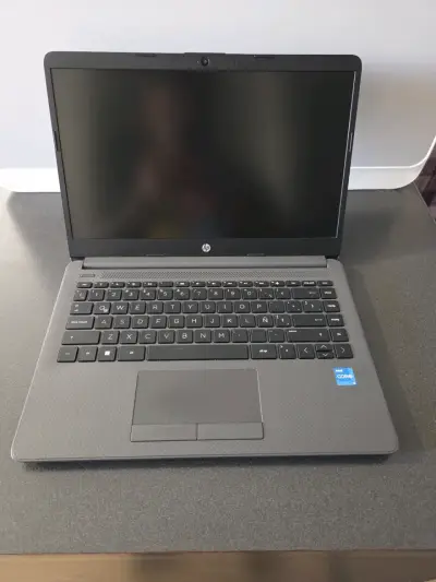 Laptop HP con Procesador Intel Core i3 de 12va Gen - miniatura 1