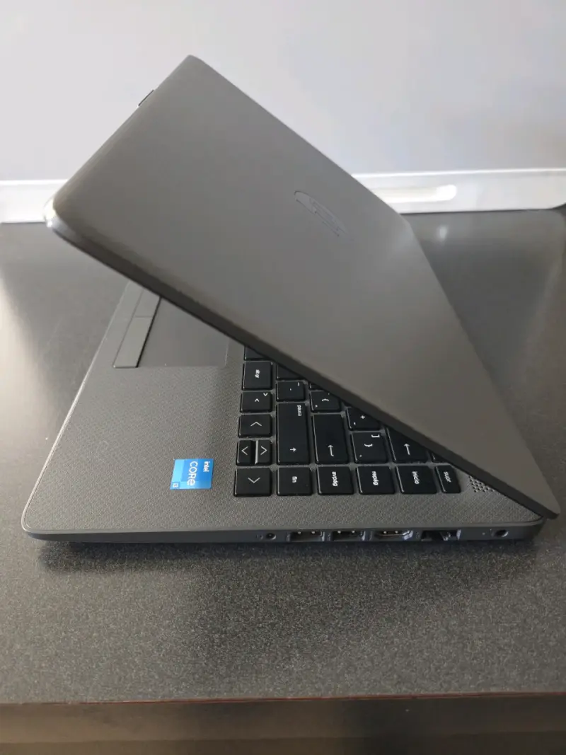 Laptop HP con Procesador Intel Core i3 de 12va Gen - 4