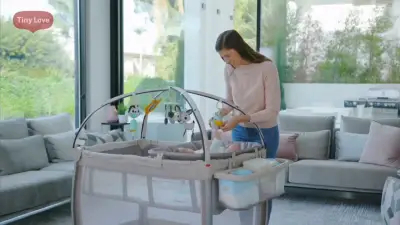 Cuna Corral de Bebé Tiny Love con Gimnasio - miniatura 2