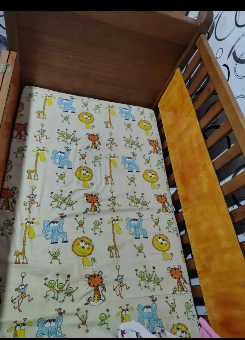 Cuna de madera con colchón infantil - 1