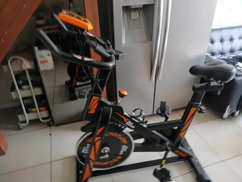Bicicleta estática indoor negra y naranja