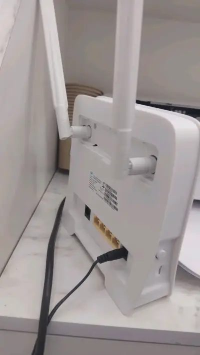 Router WiFi Movistar con antenas - miniatura 2