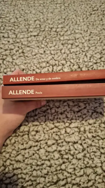 Pack de libros Isabel Allende 'De amor y de sombra' y 'Paula' - miniatura 1