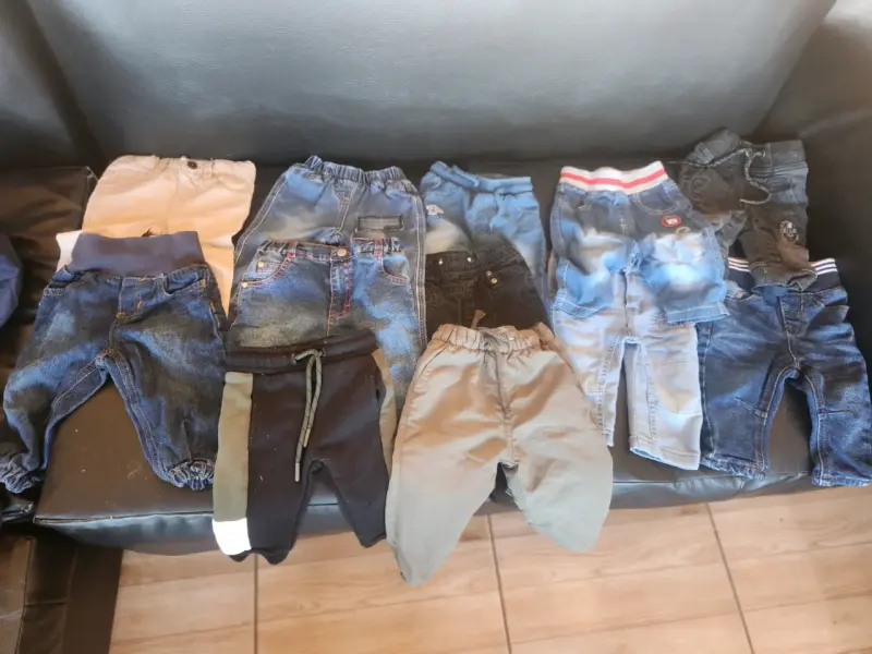 Lote de pantalones para niños en buen estado