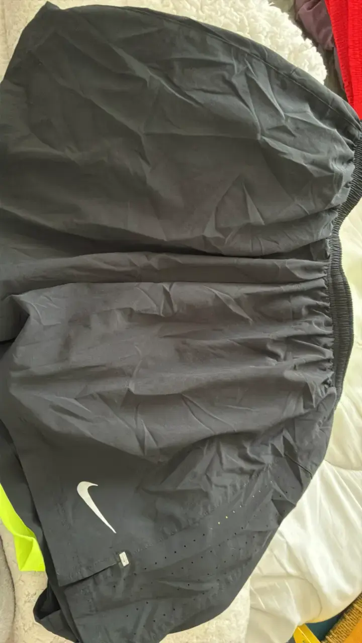 Shorts deportivos Nike Pro negros y amarillos - 1